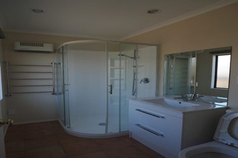 Photo of property in 9 Graven Court, Henderson, Auckland, 0612