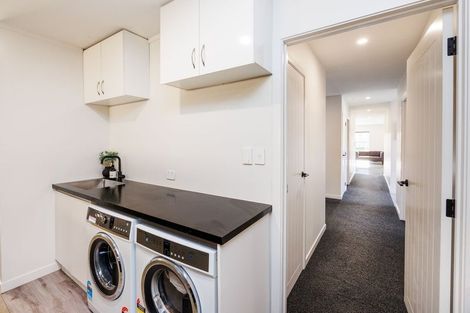 Photo of property in 37 Vaucluse Heights, Fitzherbert, Palmerston North, 4410