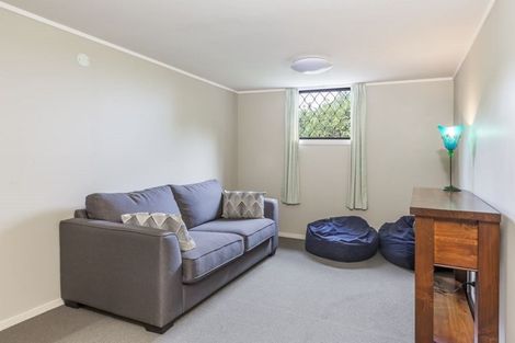 Photo of property in 4/1 Cheval Drive, Totara Vale, Auckland, 0629