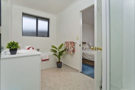 Photo of property in 16 Plumstead Rise, Glen Eden, Auckland, 0602