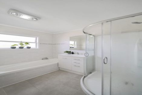 Photo of property in 141 Gossamer Drive, Pakuranga Heights, Auckland, 2010