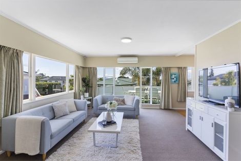 Photo of property in 16 Edgeworth Road, Glenfield, Auckland, 0629