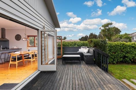 Photo of property in 39 Renfrew Avenue, Sandringham, Auckland, 1041