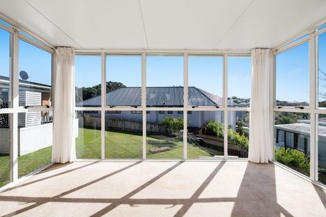 Photo of property in 2/2 Tower Hill, Stanmore Bay, Whangaparaoa, 0930