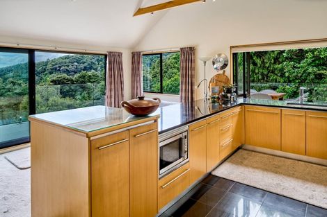 Photo of property in 9 Whiorau Grove, Lowry Bay, Lower Hutt, 5013