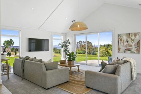 Photo of property in 5 Lens Way, Acacia Bay, Taupo, 3385