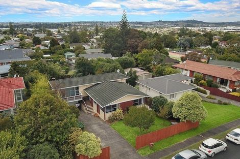 Photo of property in 4 Alton Terrace, Pakuranga Heights, Auckland, 2010