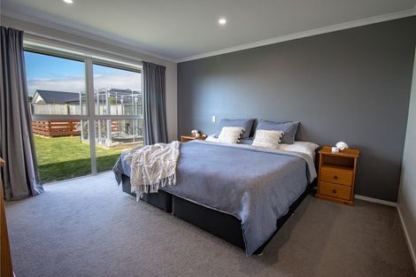 Photo of property in 4 Mediterranean Grove, Fitzherbert, Palmerston North, 4410