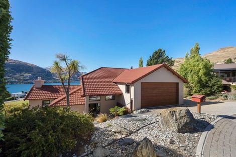 Photo of property in 17 Milward Place, Kelvin Heights, Queenstown, 9300