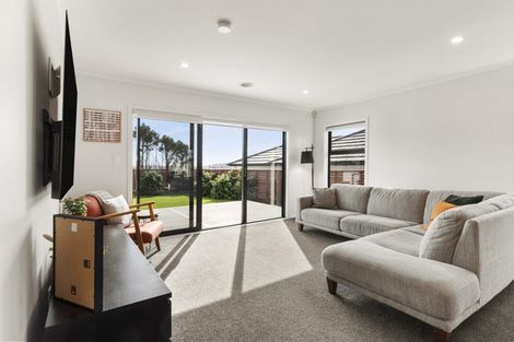 Photo of property in 5 Boeing Way, Newlands, Wellington, 6037