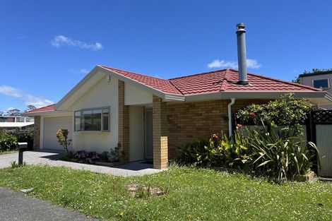 Photo of property in 1 Swanson Oaks, Swanson, Auckland, 0612