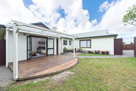 Photo of property in 33 Zefiro Drive, Massey, Auckland, 0614