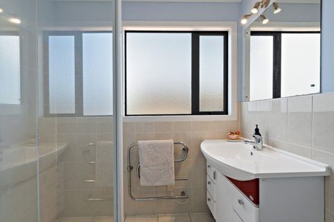 Photo of property in 11 Mackwell Road, Fairview Heights, Auckland, 0632