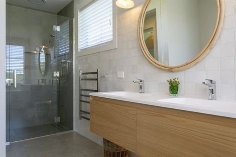 Photo of property in 5 Lens Way, Acacia Bay, Taupo, 3385