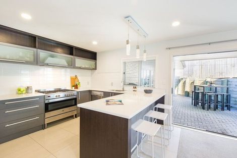 Photo of property in 84 Lake Panorama Drive, Henderson Valley, Auckland, 0612