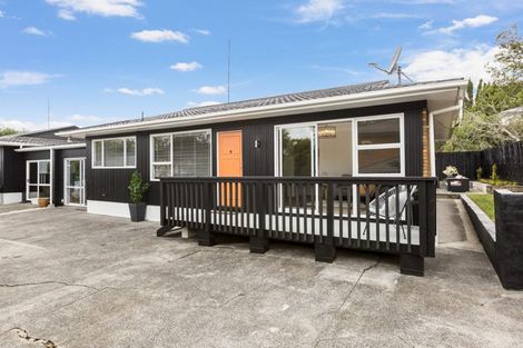 Photo of property in 2/4202a Great North Road, Glendene, Auckland, 0602