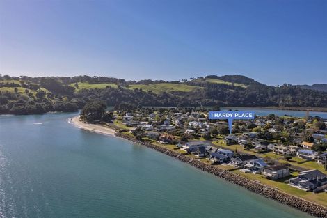 Photo of property in 1 Hardy Place, Cooks Beach, Whitianga, 3591