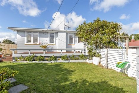 Photo of property in 24 Sylvan Crescent, Te Atatu South, Auckland, 0610