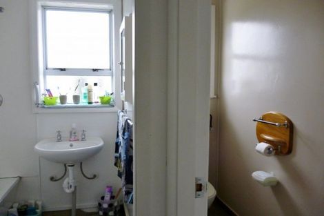 Photo of property in 18 Railway Street, Eltham, 4322