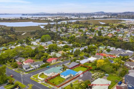 Photo of property in 77 Tirimoana Road, Te Atatu South, Auckland, 0602
