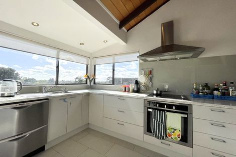 Photo of property in 32 Cron Avenue, Te Atatu South, Auckland, 0610