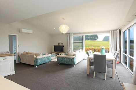 Photo of property in 19 Robertson Street, Raglan, 3225