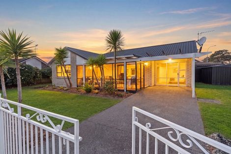 Photo of property in 2/99 Riverside Road, Orewa, 0931
