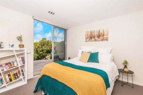 Photo of property in 6 Bendigo Grove, Newlands, Wellington, 6037