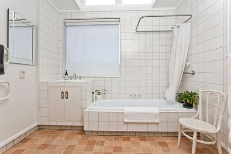 Photo of property in 10 Taharoto Road, Takapuna, Auckland, 0622