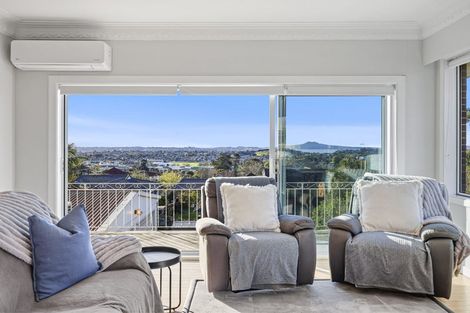 Photo of property in 73 Bradbury Road, Botany Downs, Auckland, 2010