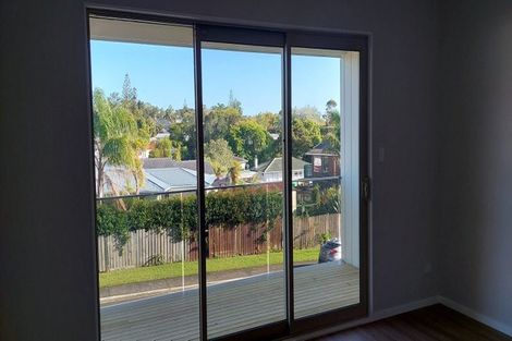 Photo of property in 1b Taupiko Place, Green Bay, Auckland, 0604