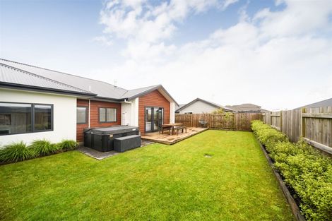 Photo of property in 114 Johnstone Drive, Fitzherbert, Palmerston North, 4410