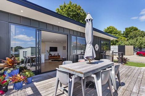 Photo of property in 45 Kiwi Esplanade, Mangere Bridge, Auckland, 2022