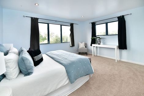 Photo of property in 4 Roberts Road, Matakatia, Whangaparaoa, 0930