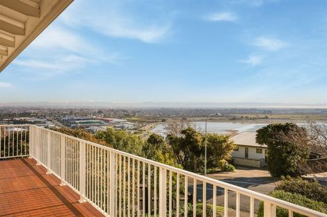 Photo of property in 40 Cannon Hill Crescent, Mount Pleasant, Christchurch, 8081