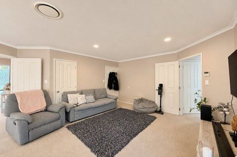Photo of property in 28 Piper Place, Goodwood Heights, Auckland, 2105