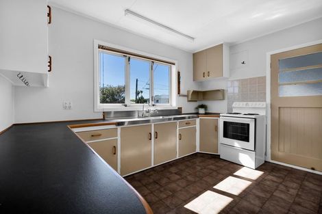 Photo of property in 10 York Crescent, Westown, New Plymouth, 4310