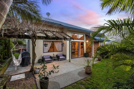 Photo of property in 2/67 Donald Street, Stanmore Bay, Whangaparaoa, 0932