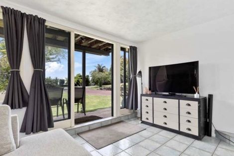 Photo of property in 2 Pine Hill Crescent, Browns Bay, Auckland, 0630
