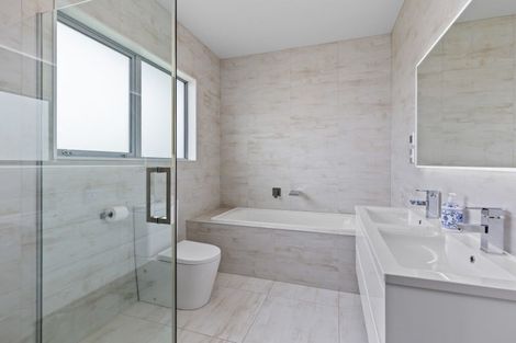 Photo of property in 16 Walter Ruddock Avenue, Kumeu, 0810