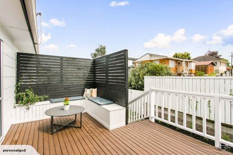 Photo of property in 2/3a Kirrie Avenue, Te Atatu South, Auckland, 0610