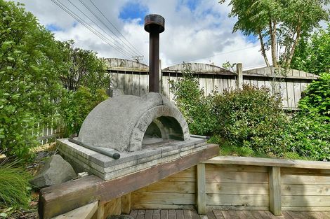 Photo of property in 2 St James Avenue, Helensville, 0800