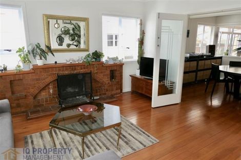 Photo of property in 43 Eastglen Road, Glen Eden, Auckland, 0602