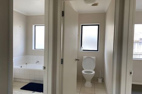 Photo of property in 2 Lissleton Drive, East Tamaki, Auckland, 2013