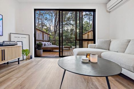 Photo of property in 33 Tokai Place, Glen Eden, 0602