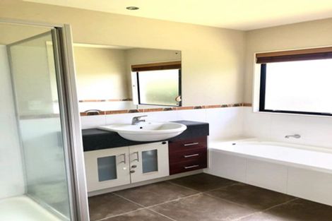 Photo of property in 2 Strundeen Close, Flat Bush, Auckland, 2016