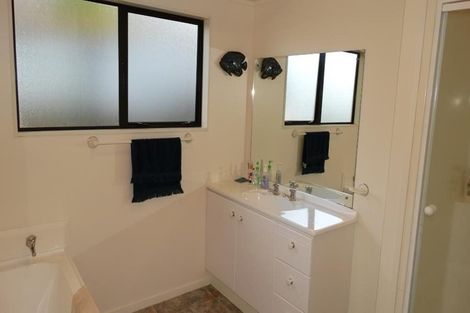 Photo of property in 1 San Fernando Way, Henderson, Auckland, 0612