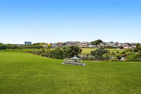 Photo of property in 12 Mediterranean Way, Goodwood Heights, Auckland, 2105