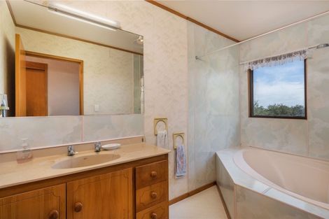 Photo of property in 1010 Scenic Drive North, Swanson, Auckland, 0816