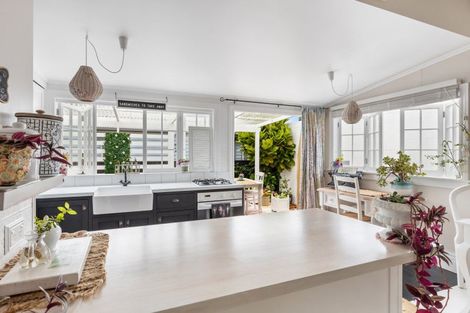 Photo of property in 32 Belt Road, Moturoa, New Plymouth, 4310